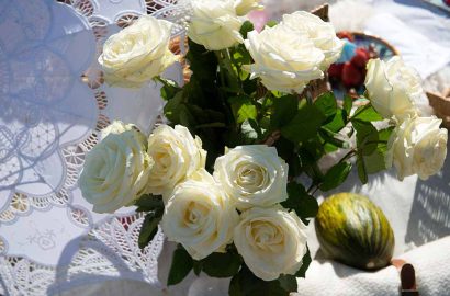 white roses for a gourmet picnic in normandy by Love Picnic Paris