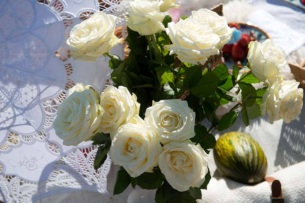 white roses for a gourmet picnic in normandy by Love Picnic Paris