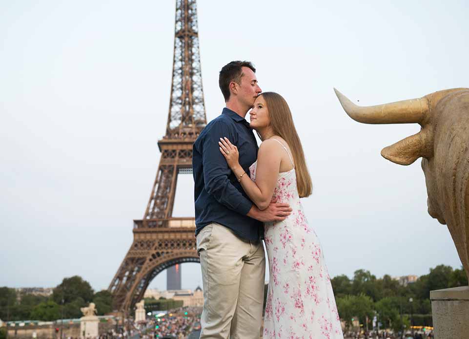 A romantic proposal at the Eiffel tower